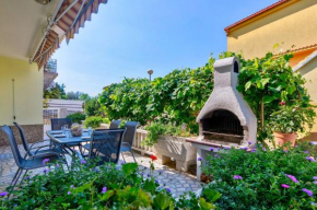 Hundefreundliches Apartment nur 350 Meter zum Sandstrand mit privater Terrasse, Steingrill, WiFi